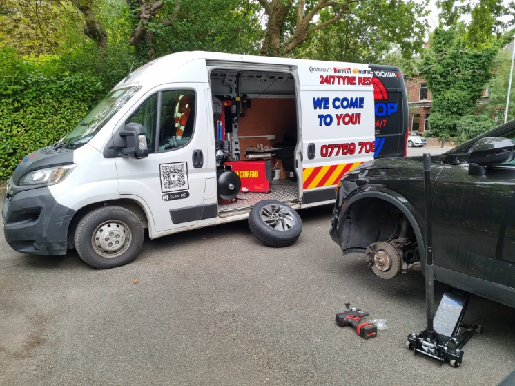 Mobile tyre fitting technician